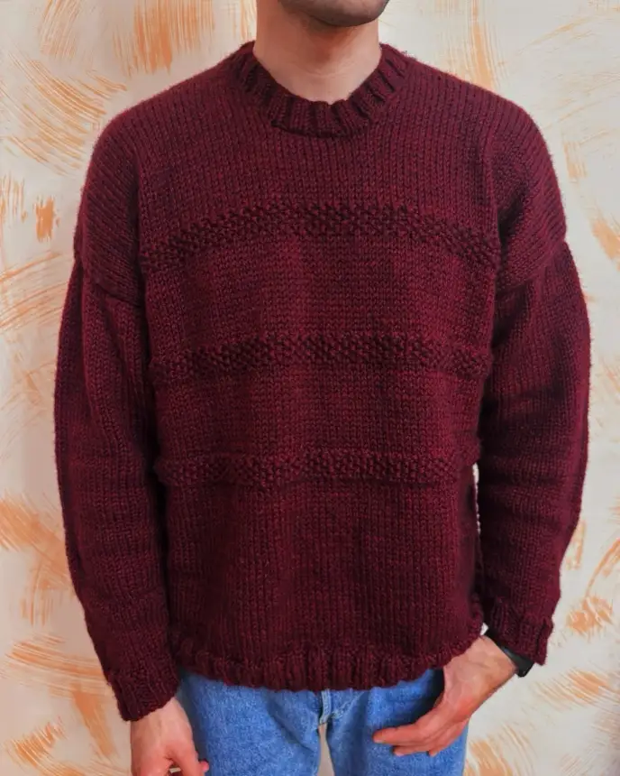 Maglione bordeaux fatto a maglia, indossato